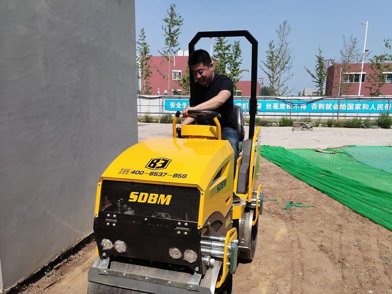 座駕振動壓路機(jī)在惡劣環(huán)境下如何工作？