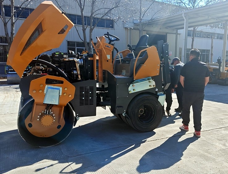 3月18日，哈薩克斯坦客戶來廠體驗(yàn)考察5噸膠輪壓路機(jī)